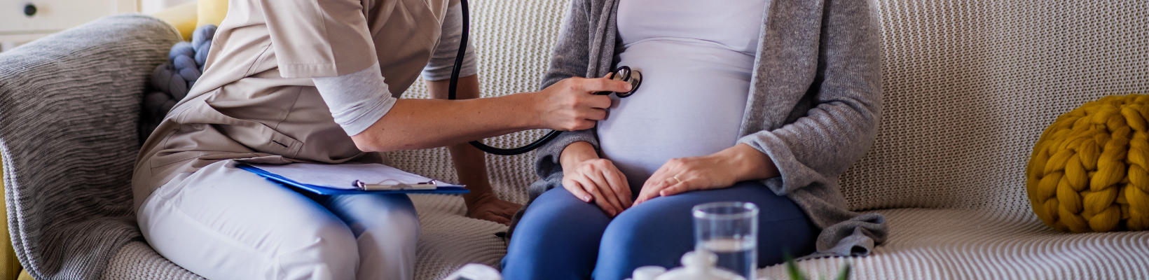 Inywidualne przygotowanie do porodu. pielęgniarka bada kobiete w ciąży
